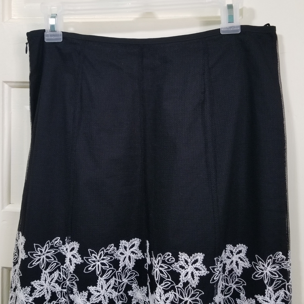 White House Black Market Floral EMBROIDERED Skirt - Picture 5 of 8